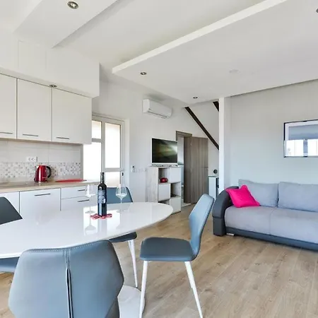 In With Balcony, Air Conditioning, Wifi, Dishwasher 4589-2