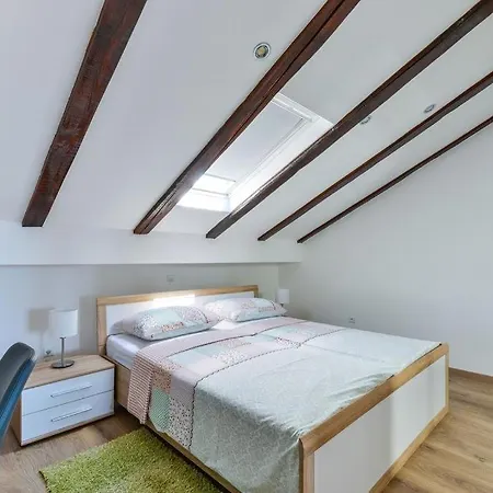 Апартаменты In With Balcony, Air Conditioning, Wifi, Dishwasher 4589-2 *